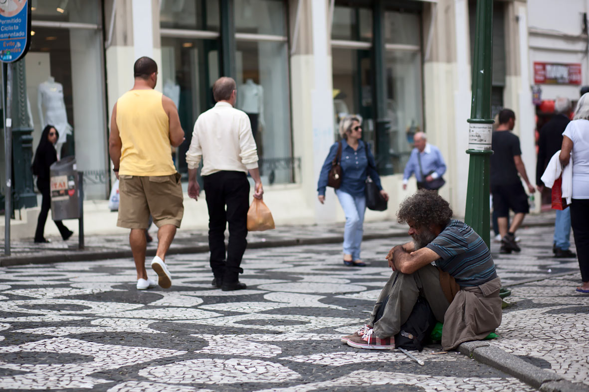 sentado-à-beira-do-caminho